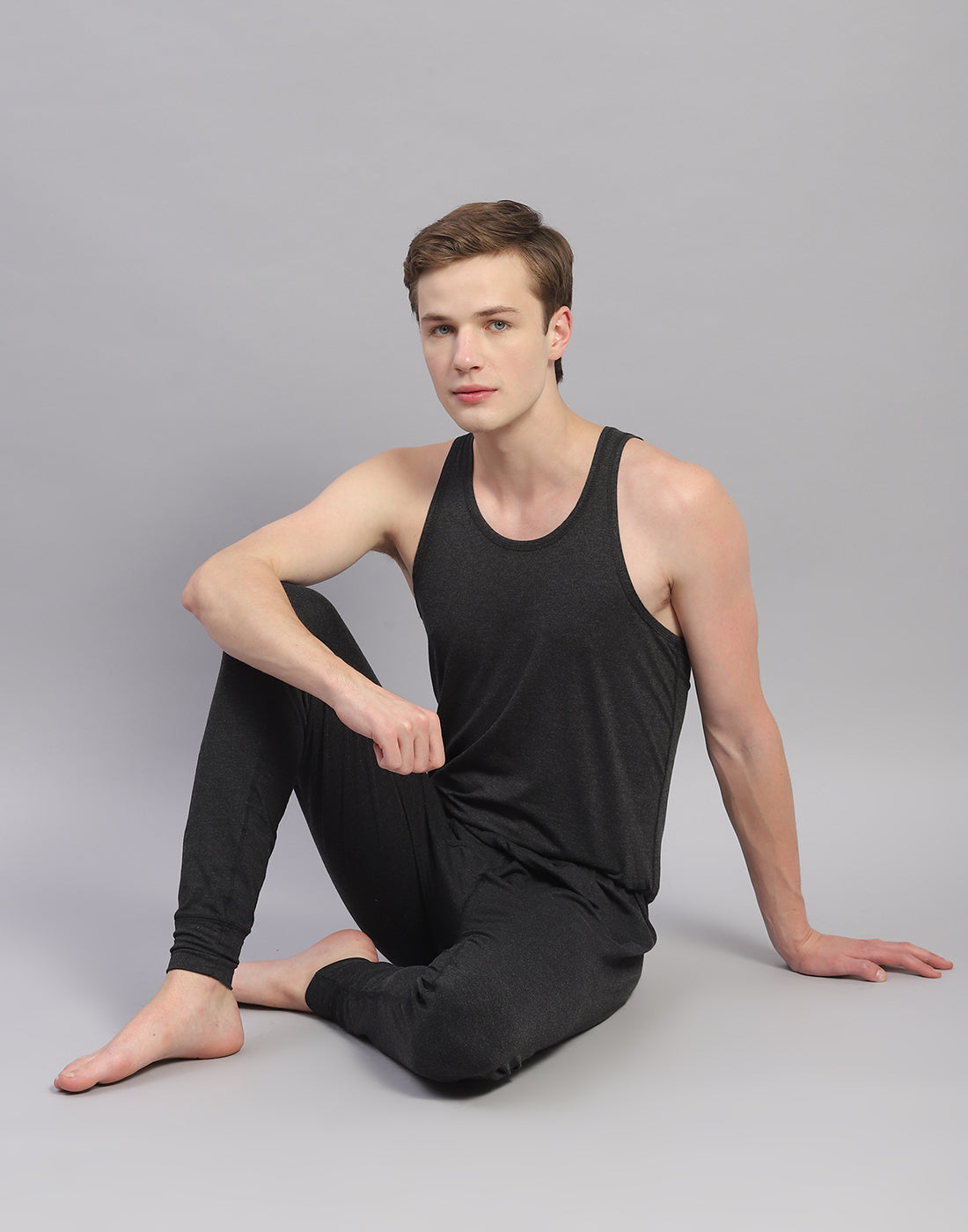 Men Grey Solid Round Neck Sleeveless Thermal Vest