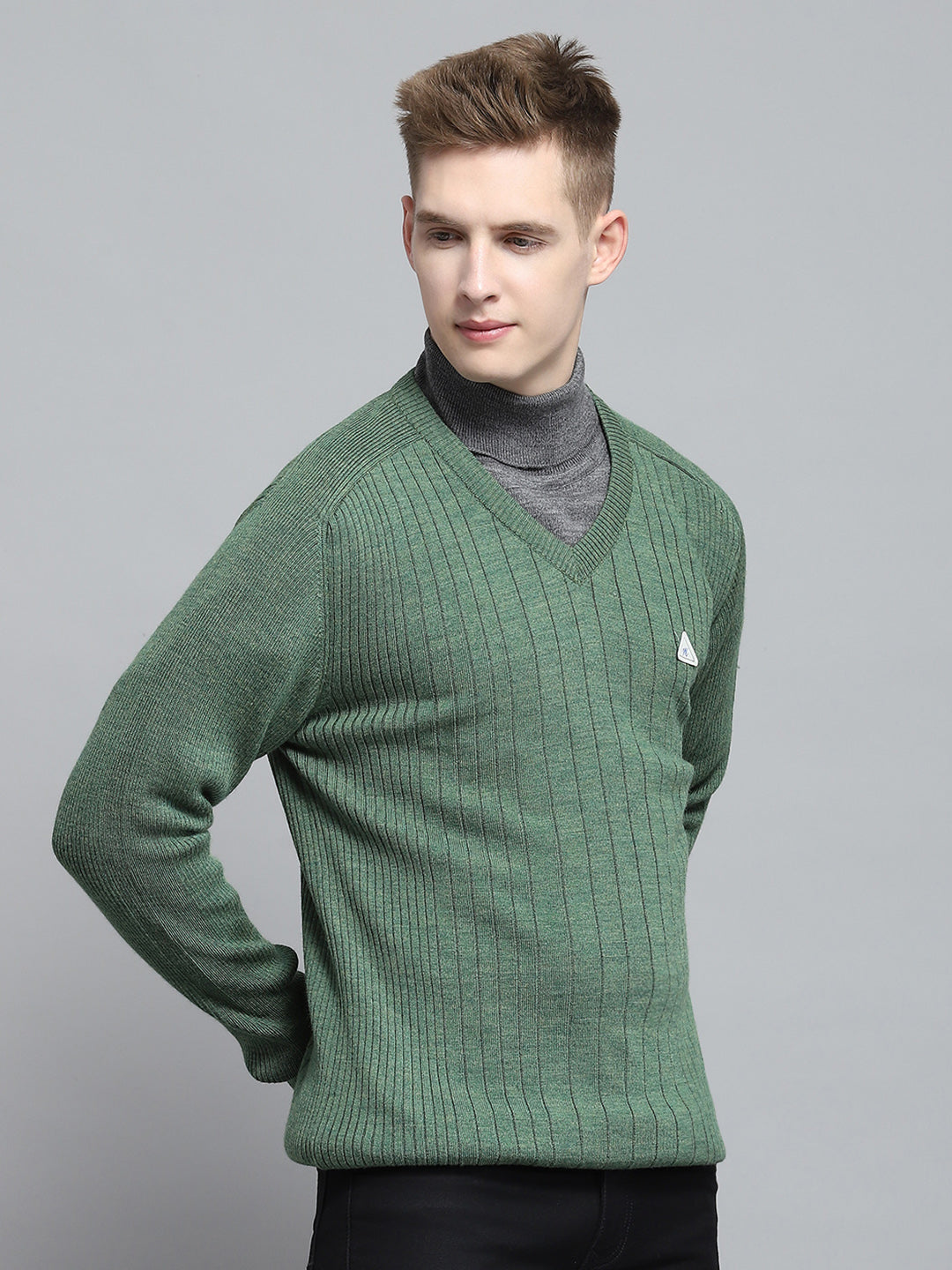 Men Green Solid V Neck Full Sleeve Pullover