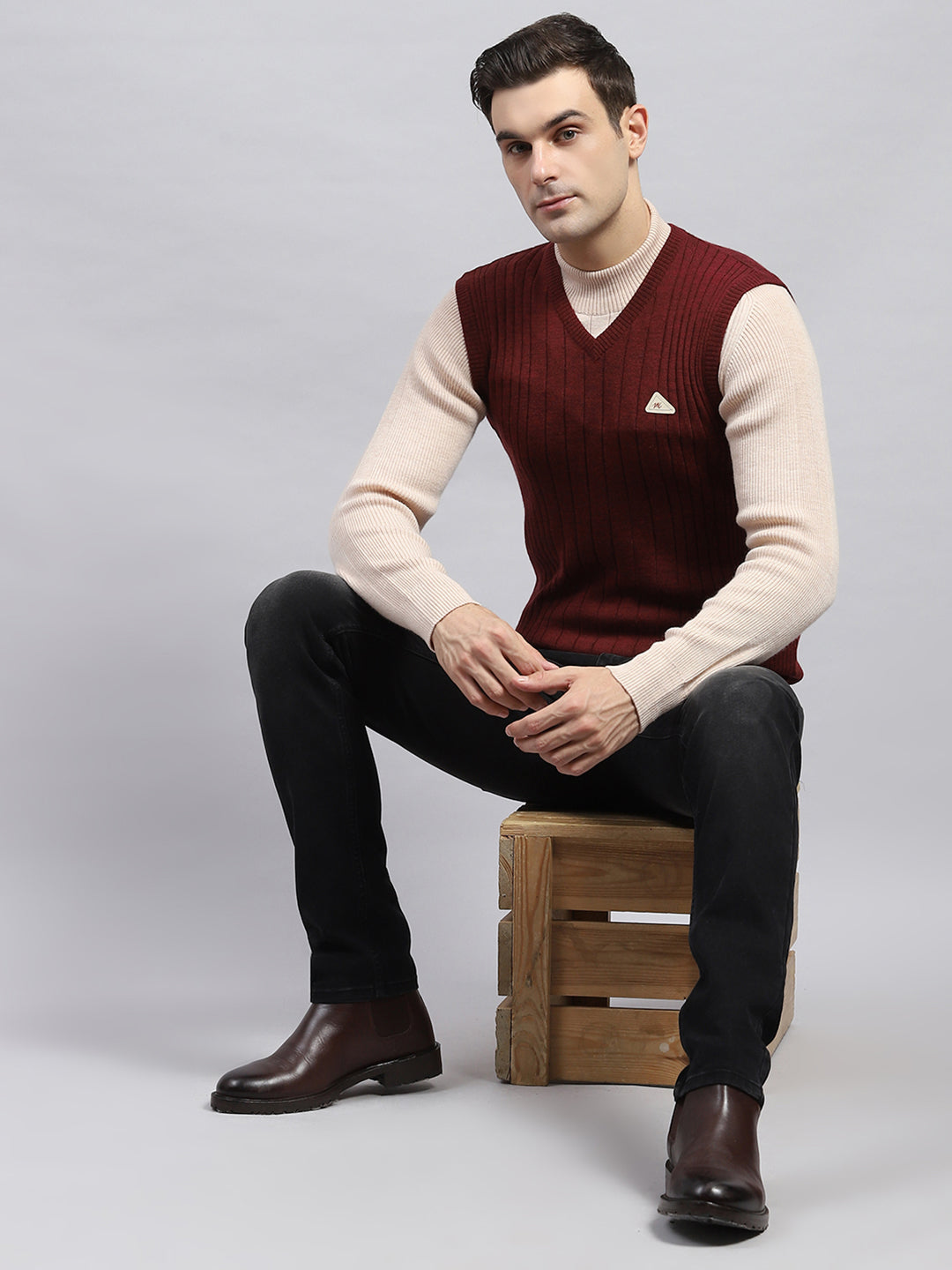 Men Maroon Solid V Neck Sleeveless Sweater