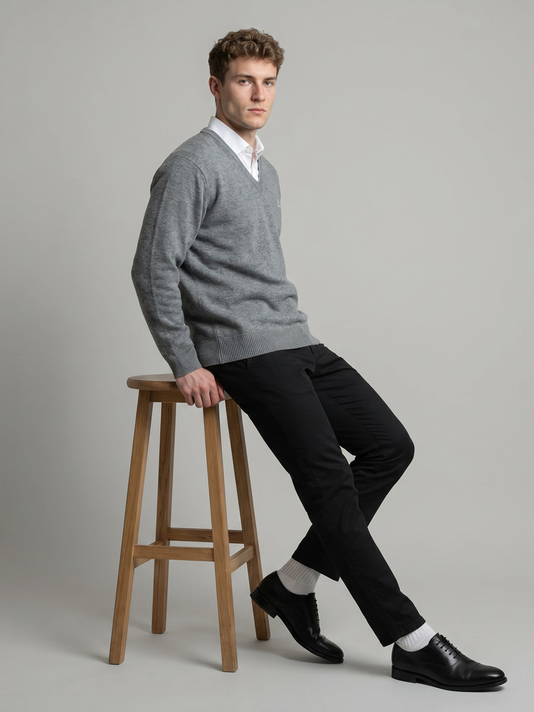 Men Grey Self Design V Neck Full Sleeve Pullover