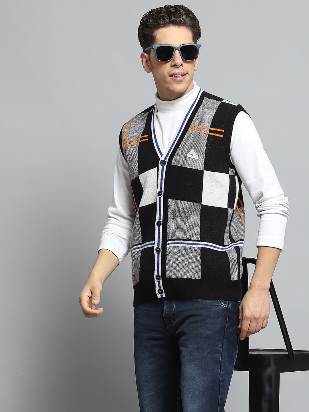 Men Black Self Design V Neck Sleeveless Cardigan