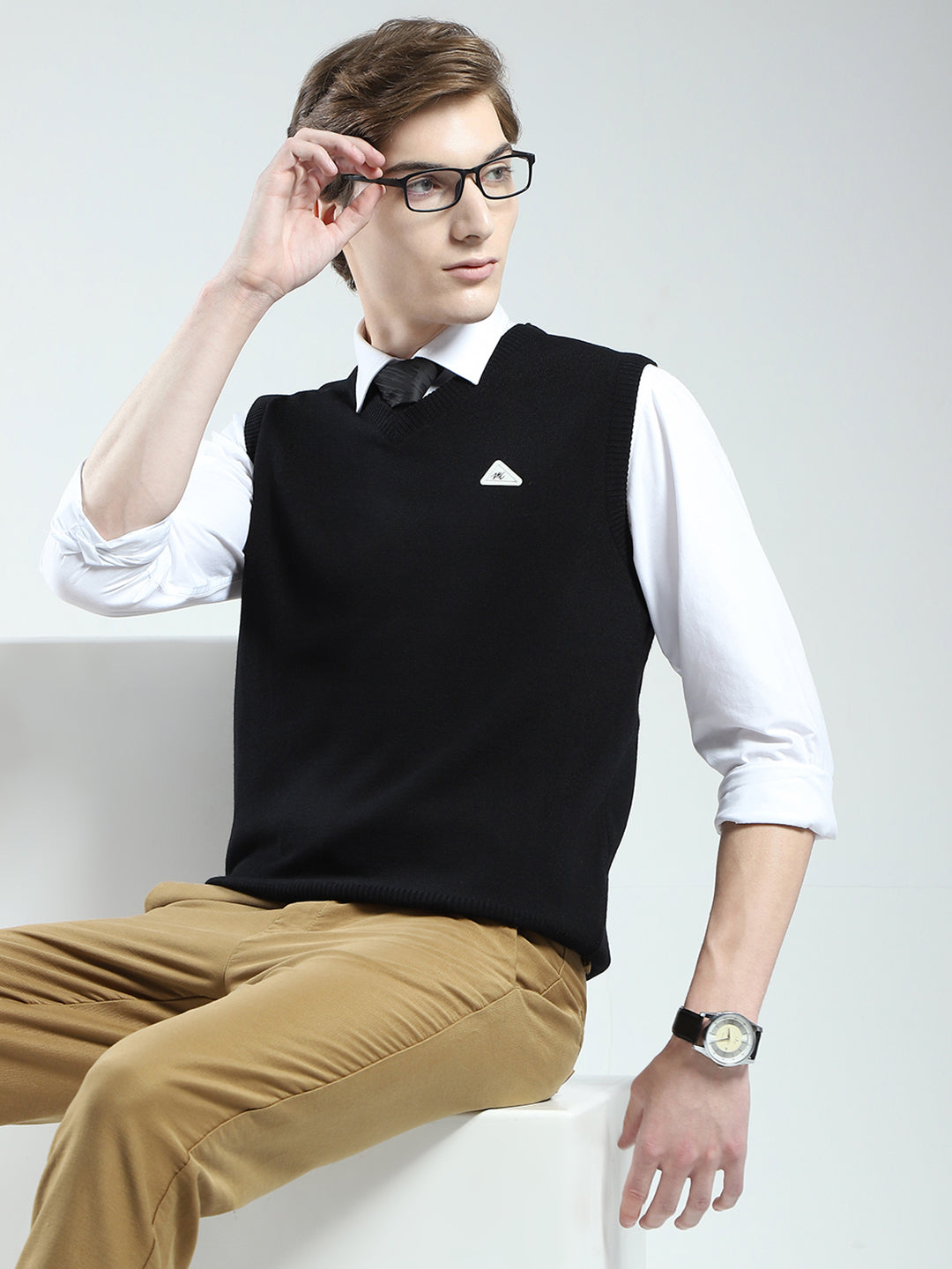 Men Black Solid V Neck Sleeveless Sweater