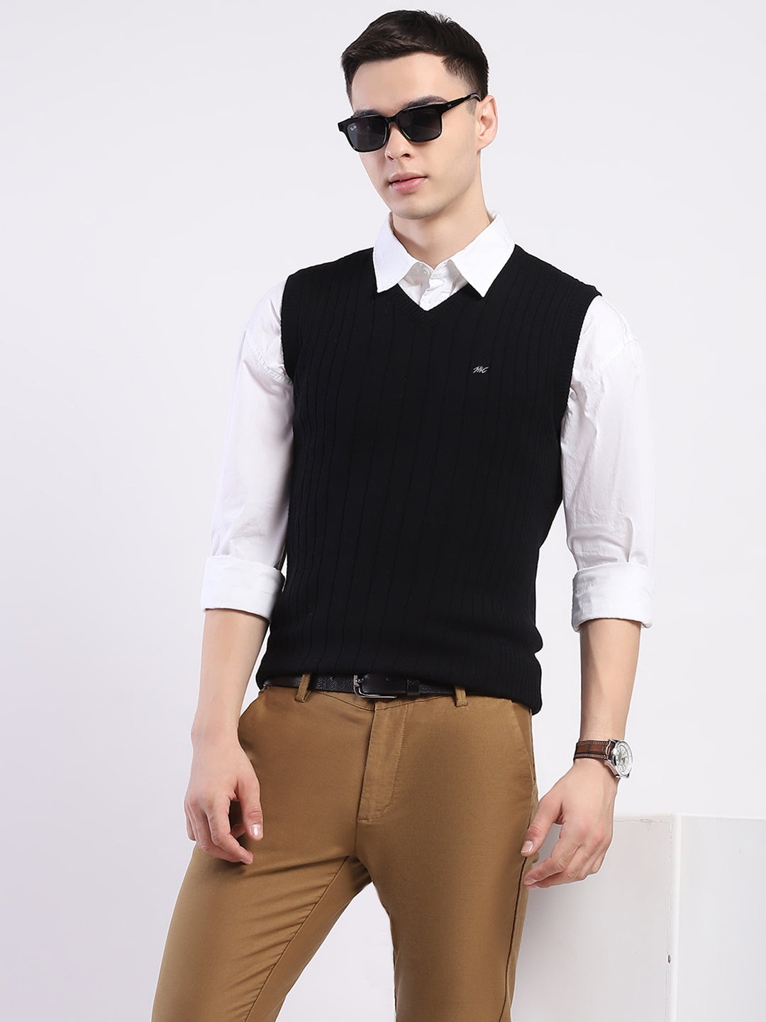 Men Black Solid V Neck Sleeveless Sweater
