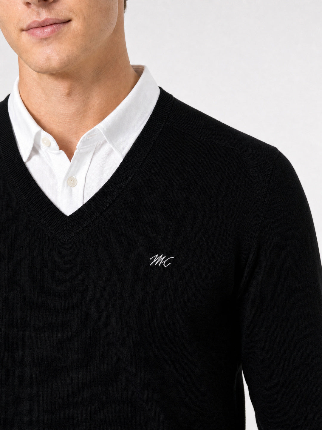 Men Black Solid V Neck Full Sleeve Pullover