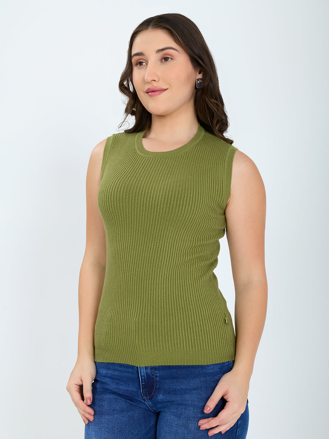 Women Green Solid Round Neck Sleeveless Sceavy