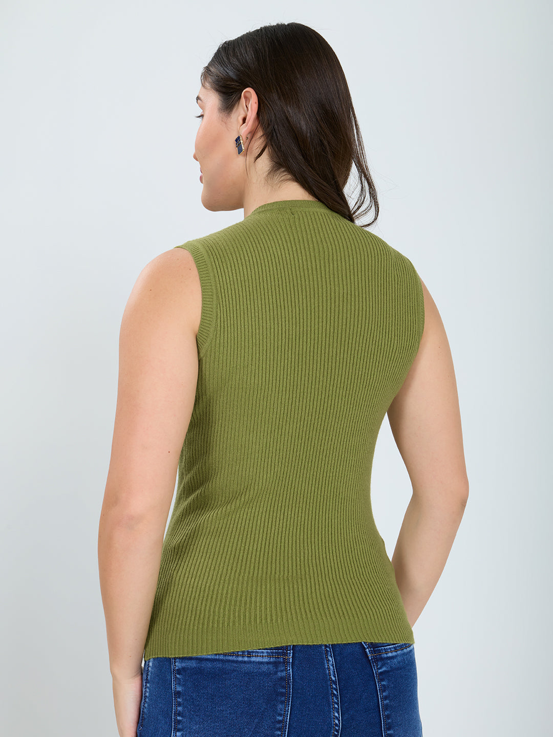 Women Green Solid Round Neck Sleeveless Sceavy