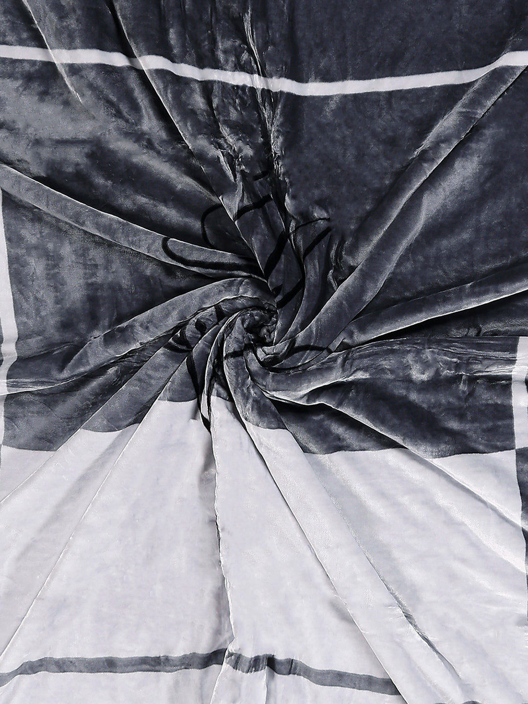 Printed Double Bed 3 Ply, 909 GSM Blanket for Heavy Winter - (Wild Side)