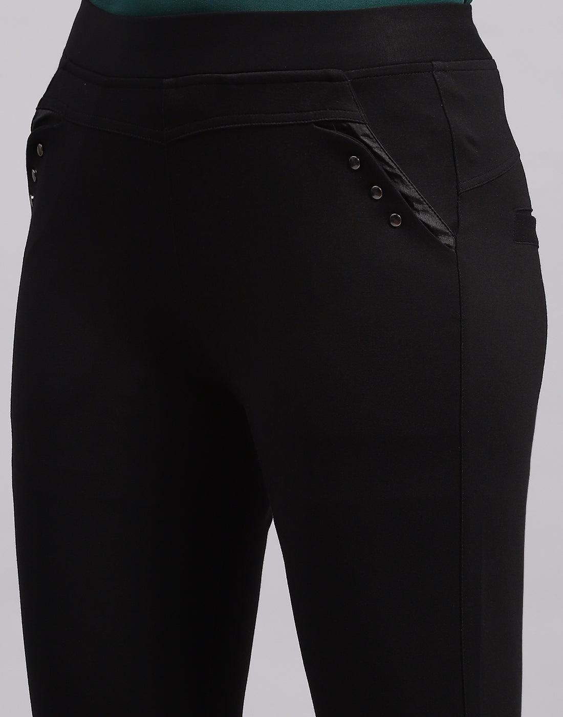 Women Black Solid Regular Fit Jegging