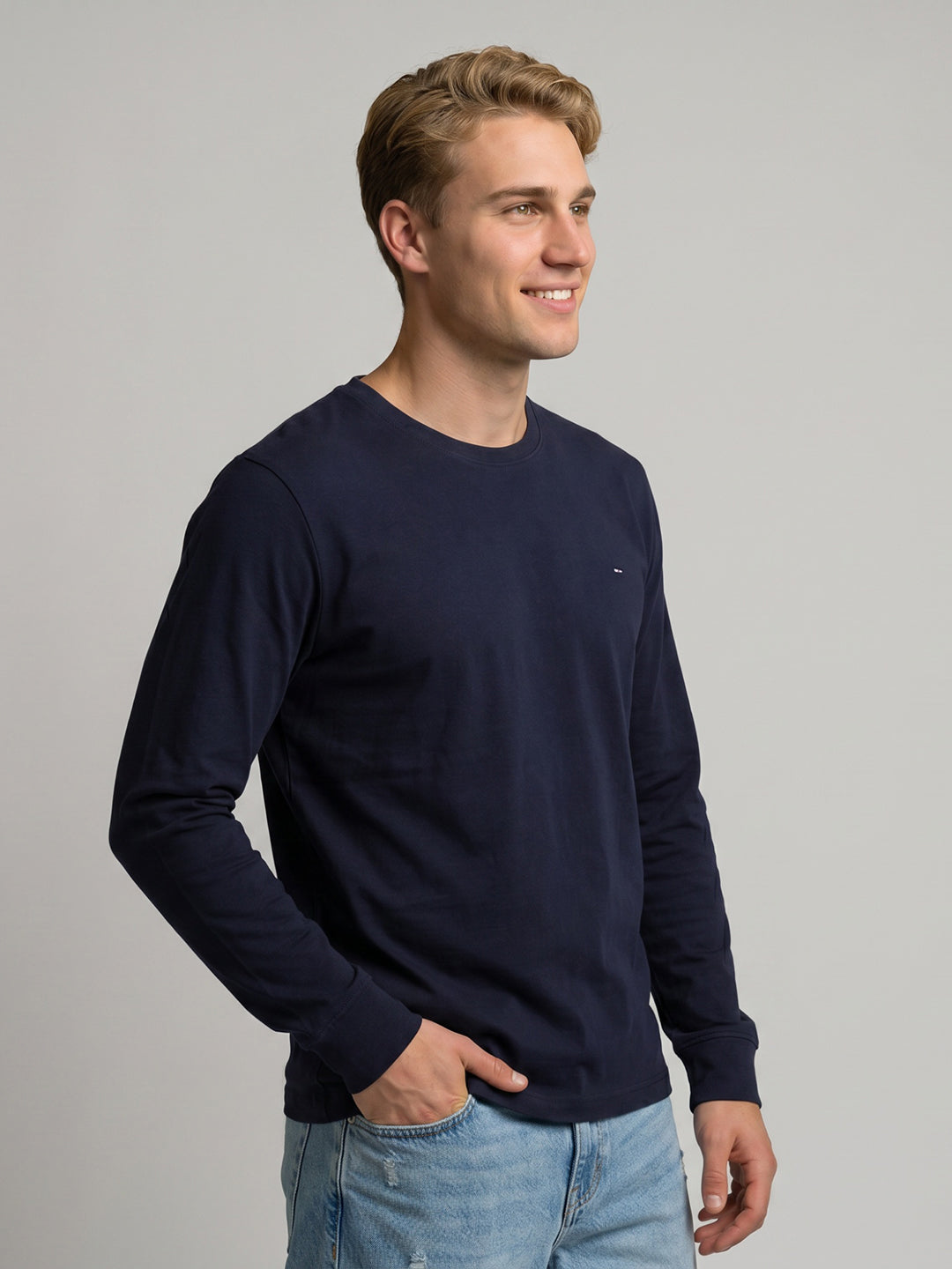 Men Navy Blue Solid Round Neck Full Sleeve T-Shirt