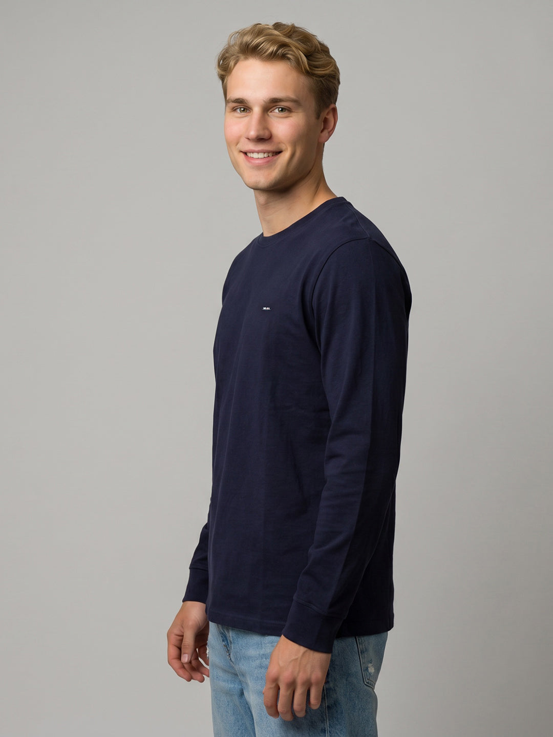 Men Navy Blue Solid Round Neck Full Sleeve T-Shirt