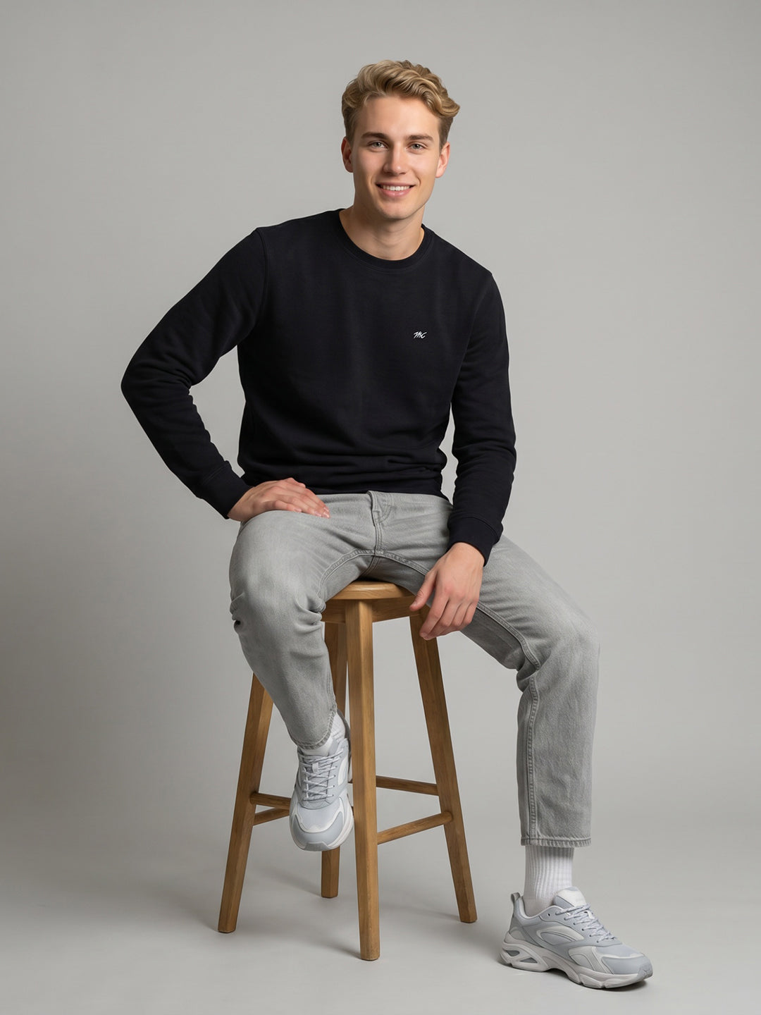 Men Black Solid Round Neck Full Sleeve T-Shirt