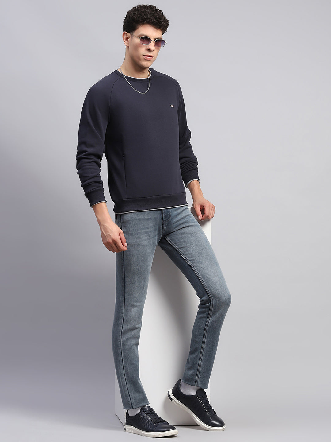 Men Navy Blue Solid Round Neck Full Sleeve Sweatshirt