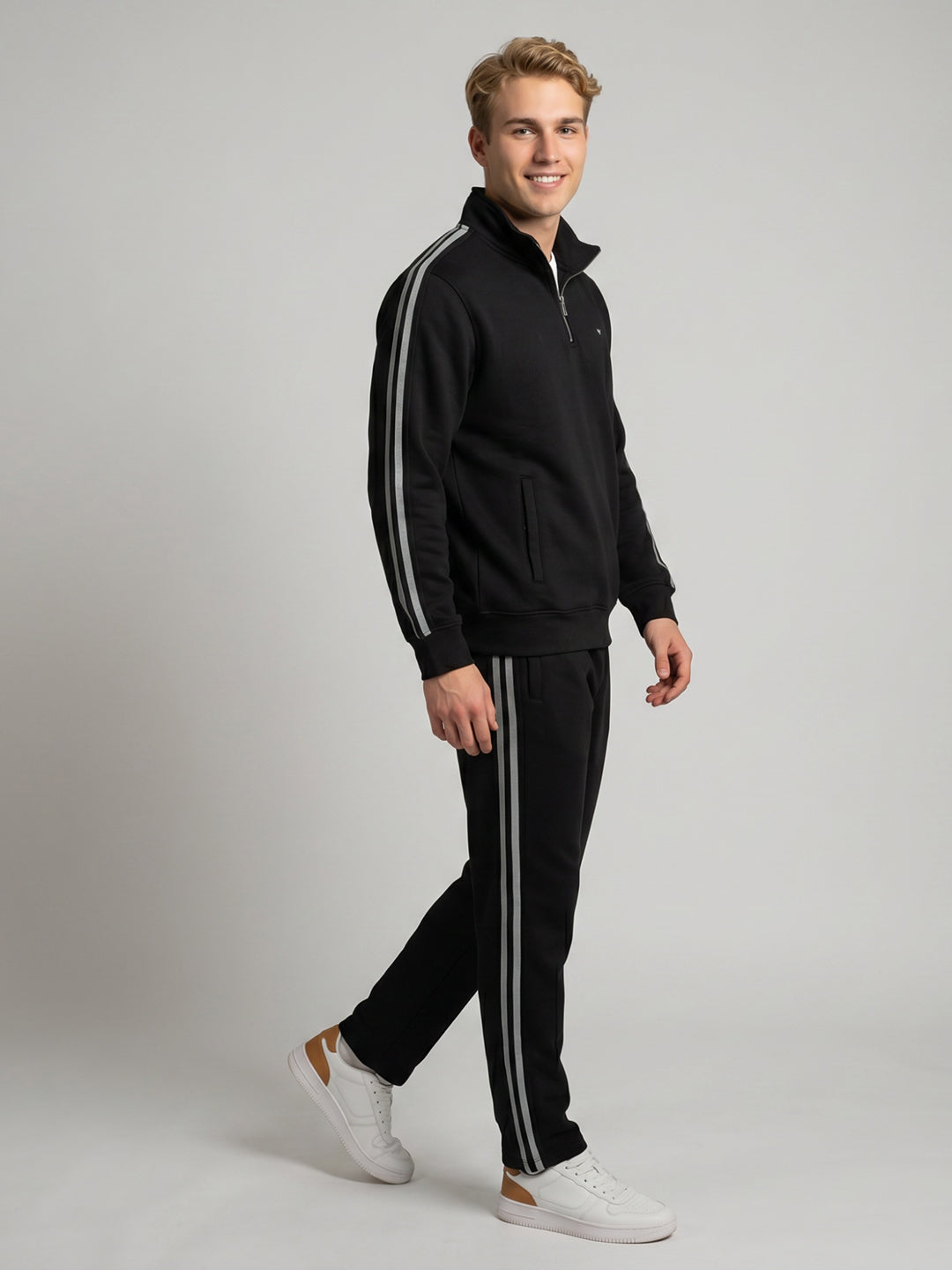 Men Black Solid Collar Full Sleeve Winter Tracksuit