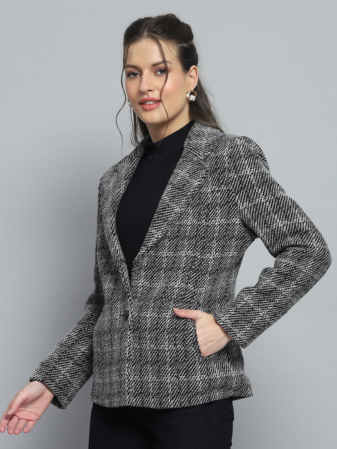 Women Black Check Notch Lapel Collar Full Sleeve Coat