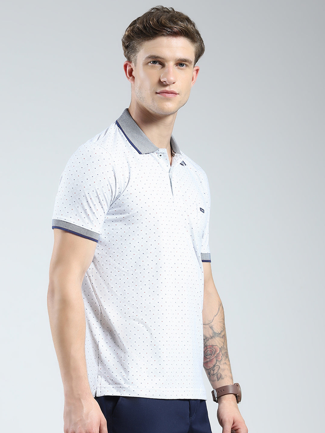 Men White Solid Collar Half Sleeve T-Shirt