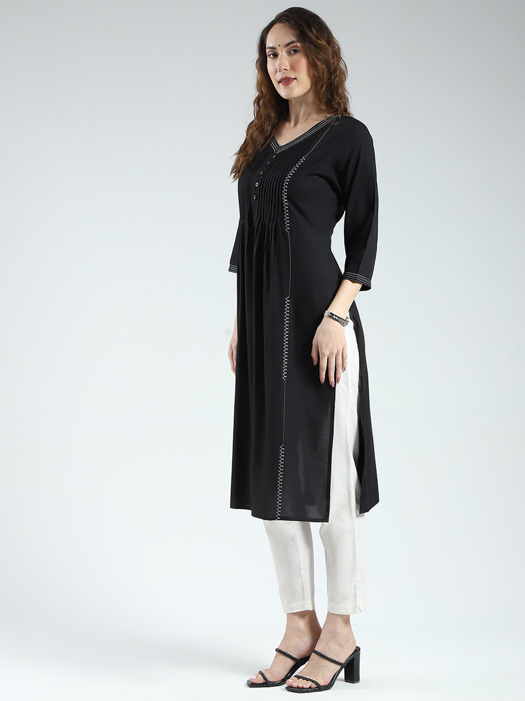 Women Black Solid V Neck 3/4th Sleeve Kurti