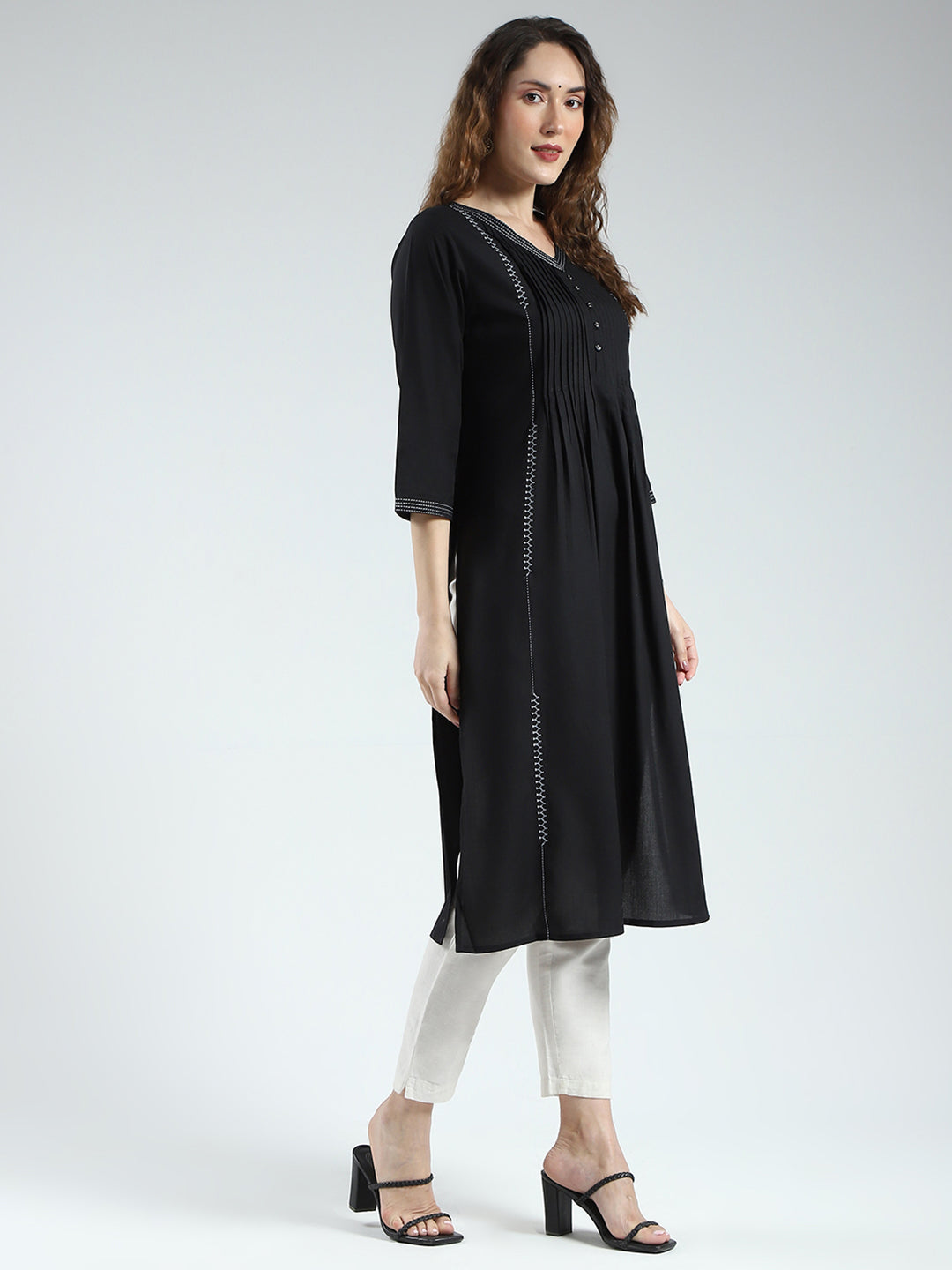 Women Black Solid V Neck 3/4th Sleeve Kurti