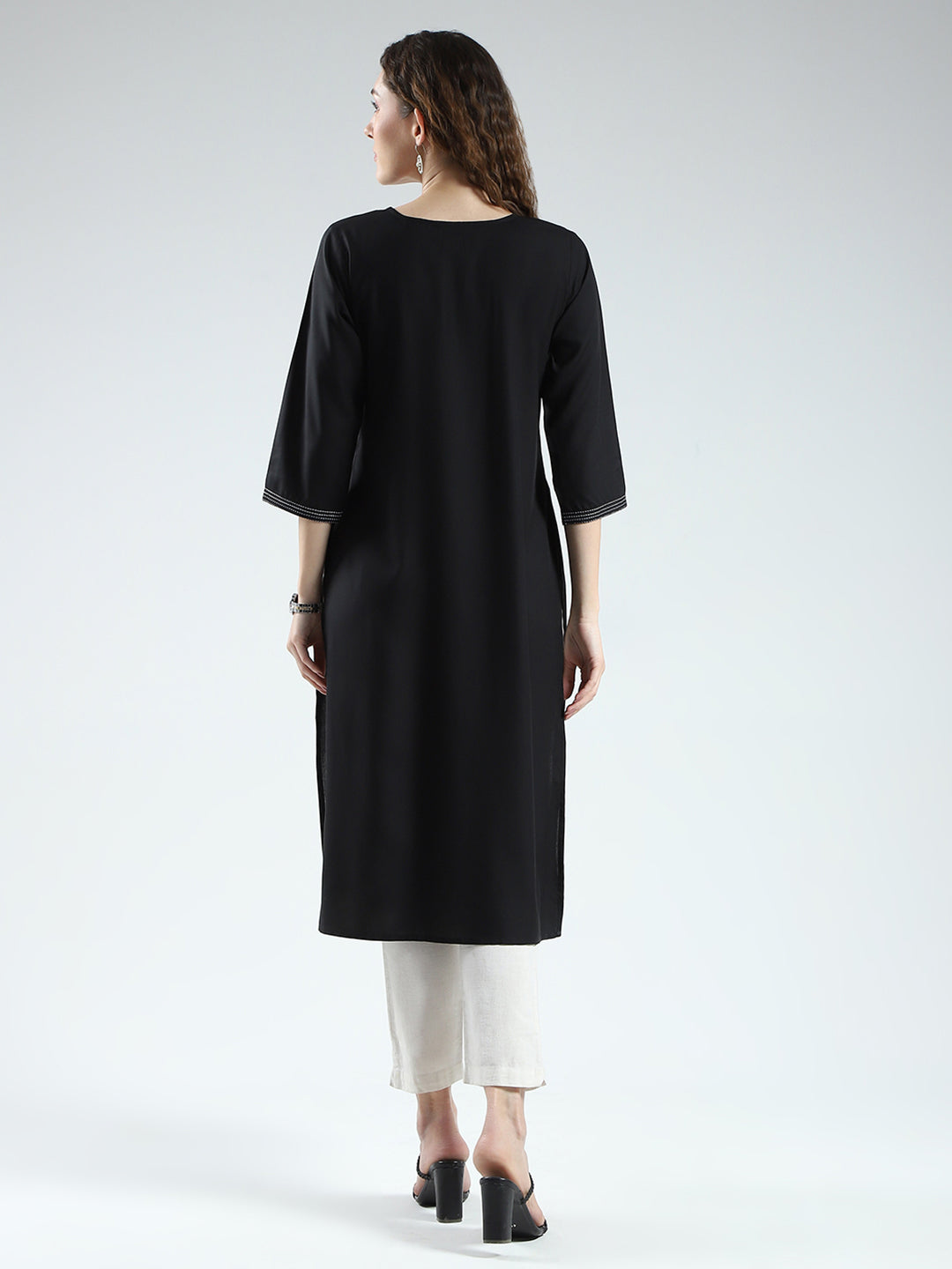 Women Black Solid V Neck 3/4th Sleeve Kurti