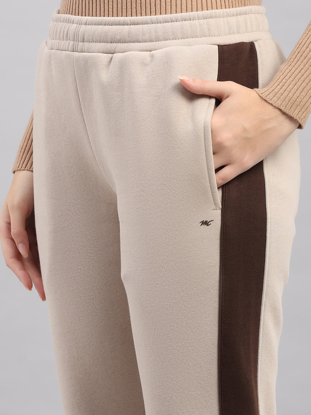 Women Brown Solid Hooded Full Sleeve Winter Tracksuit