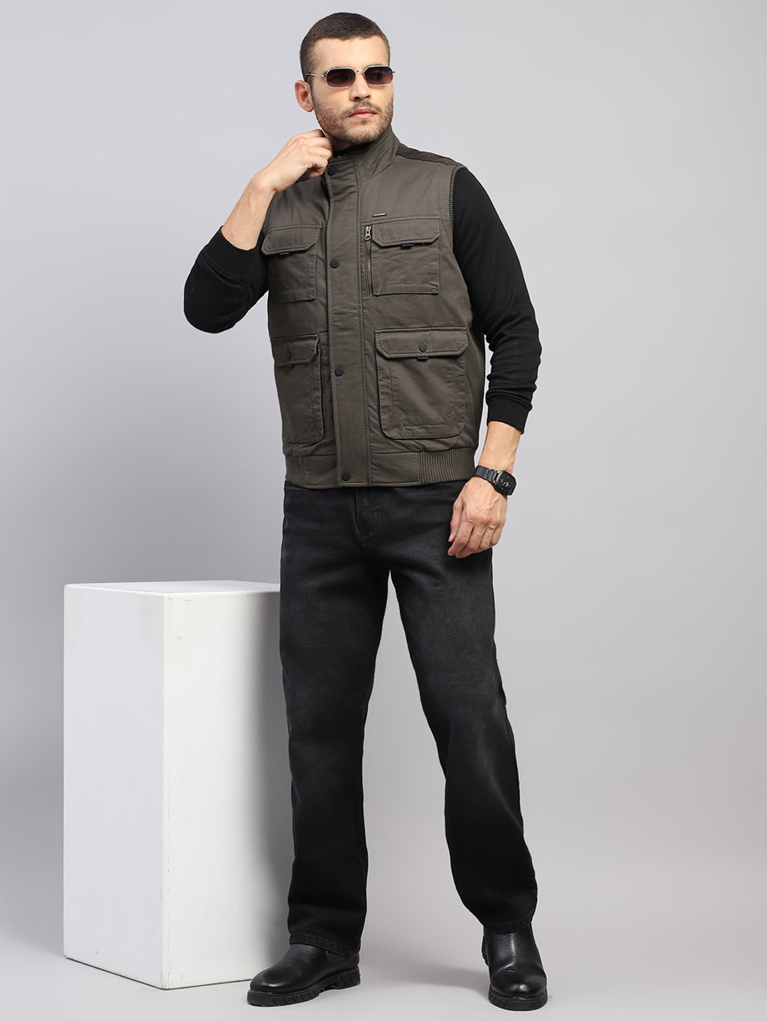 Men Olive Solid Collar Sleeveless Jacket