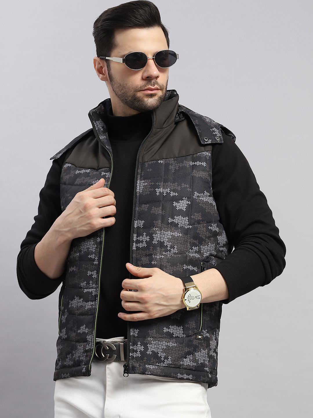 Men Green Solid Hooded Sleeveless Jacket