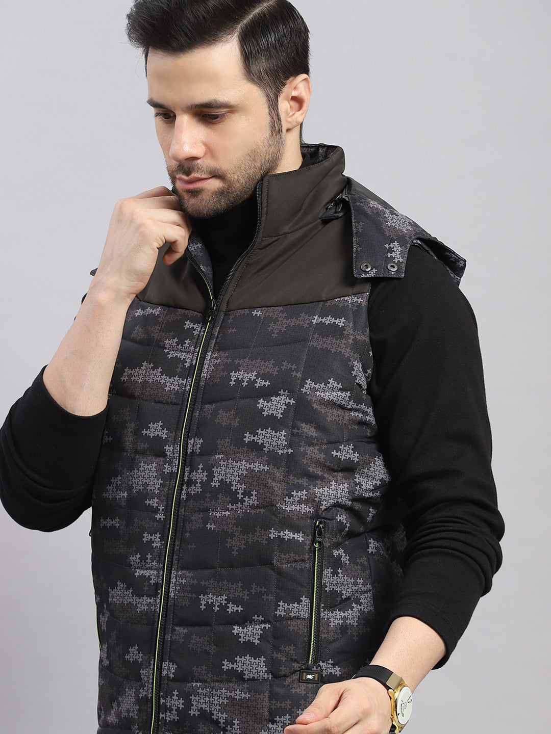 Men Green Solid Hooded Sleeveless Jacket