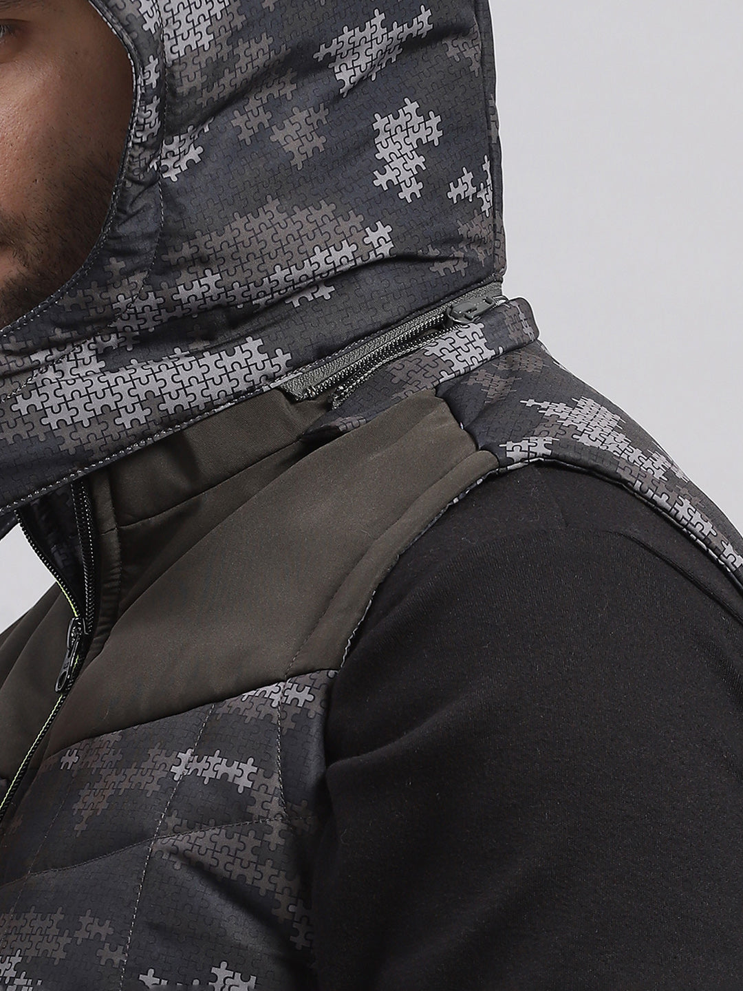 Men Green Solid Hooded Sleeveless Jacket