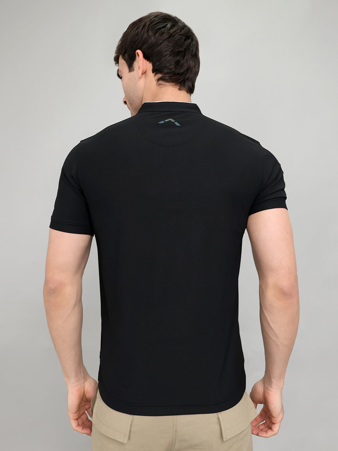 Rock.it Men Black Solid Henley Neck Half Sleeve T-Shirt