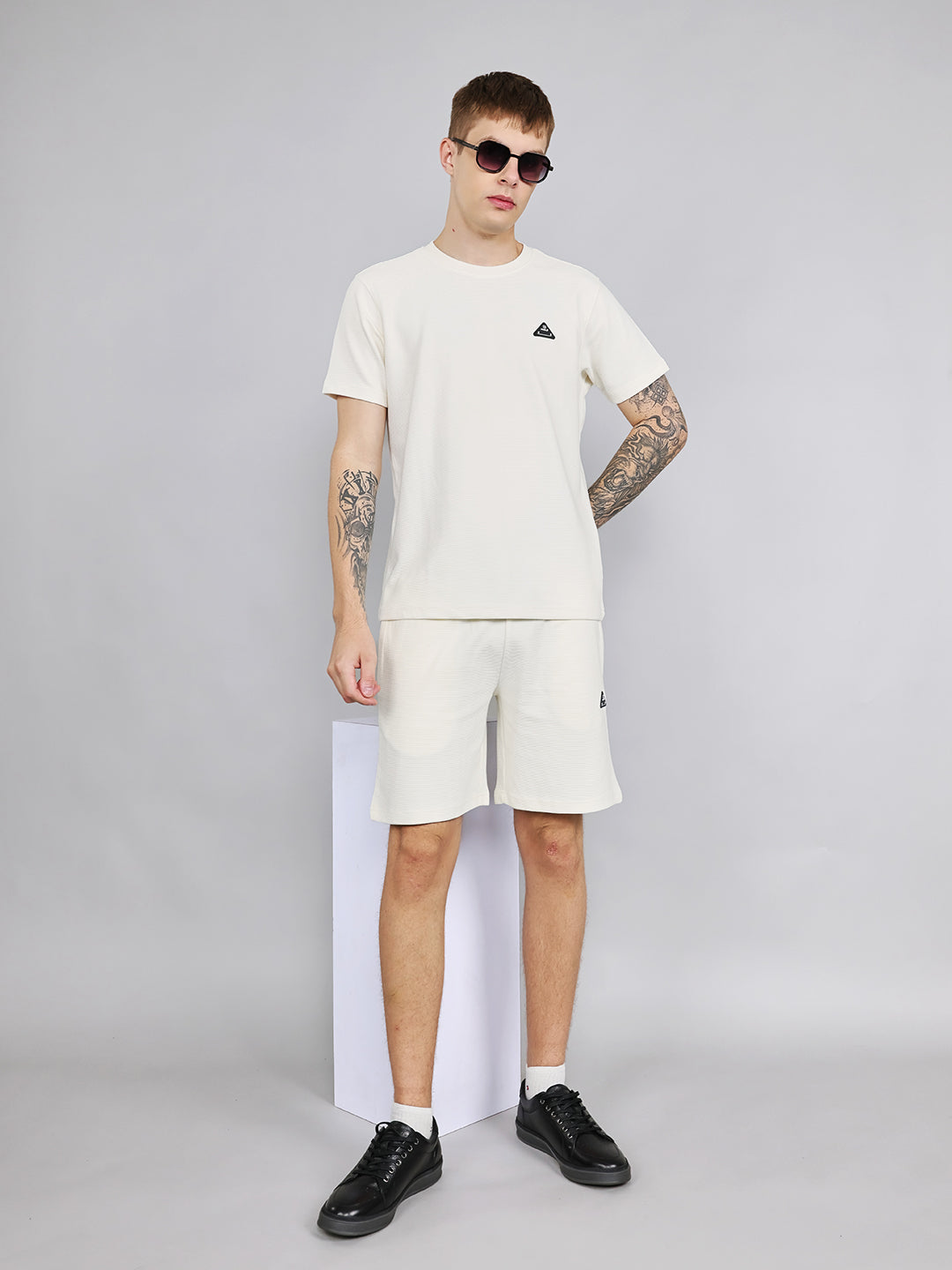 Rock.it Men Off White Self Design Round Neck Half Sleeve Cords Set