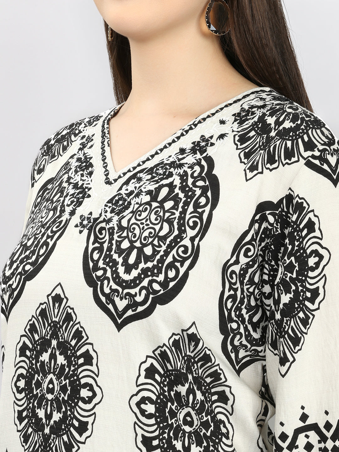 Women Black Printed V Neck Kurti