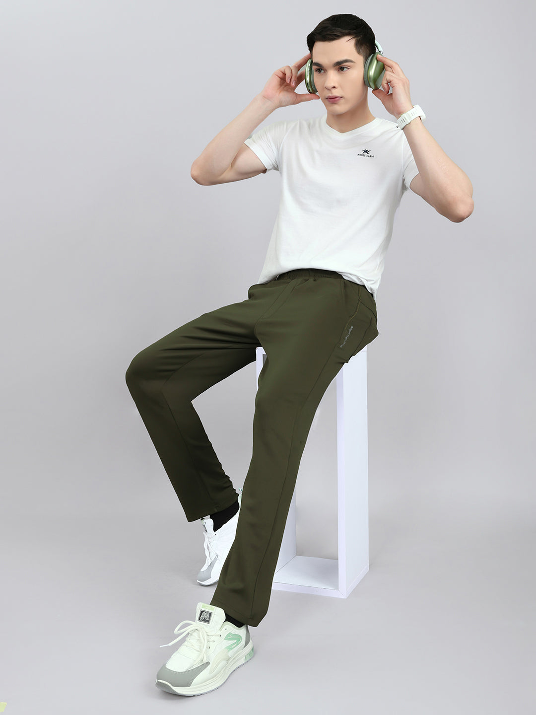 Men Olive Solid Regular Fit Lower