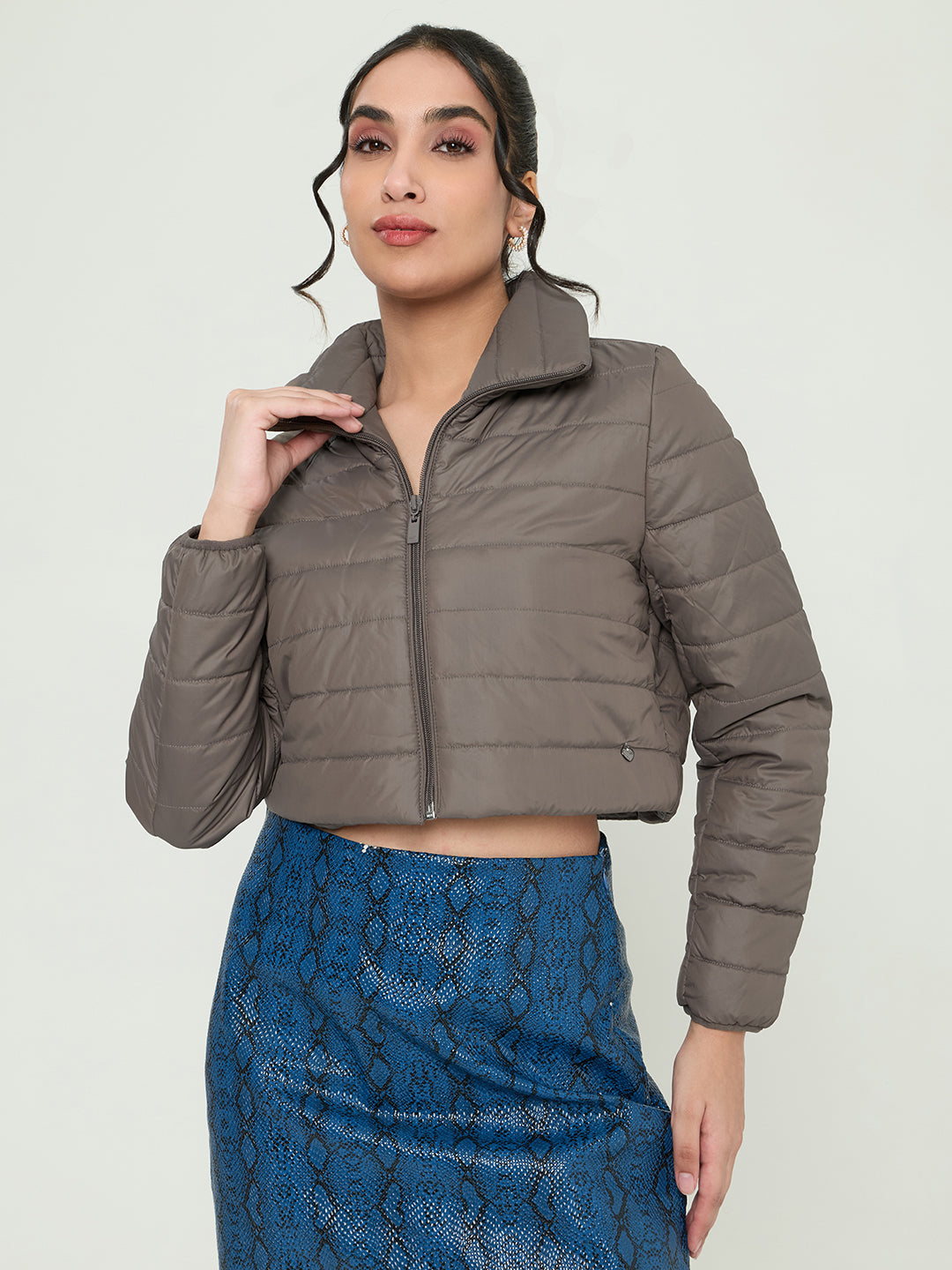 Women Grey Solid Collar Full Sleeve Puffer Crop Jacket