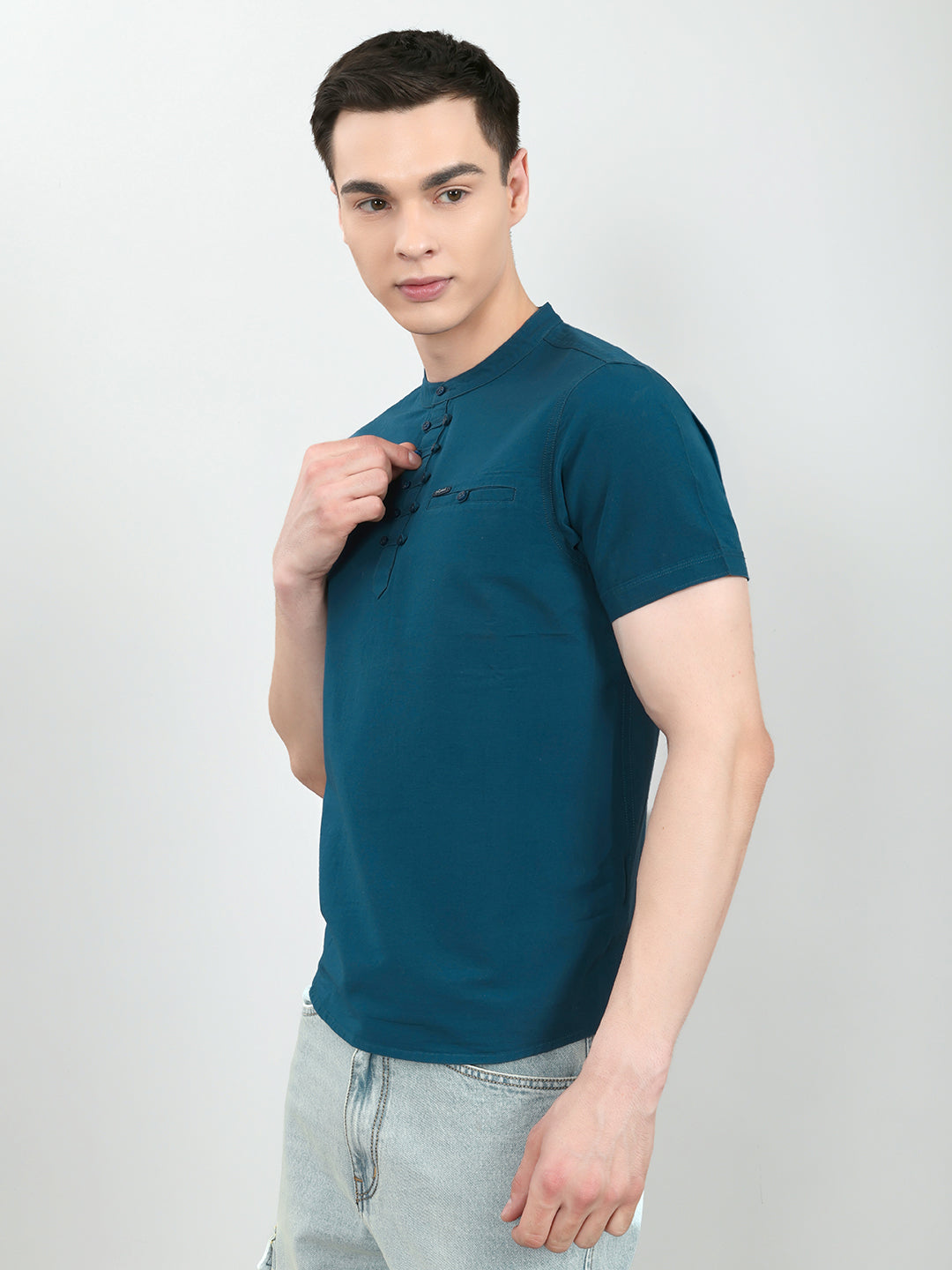 Men Blue Solid Henley Neck Half Sleeve T-Shirt