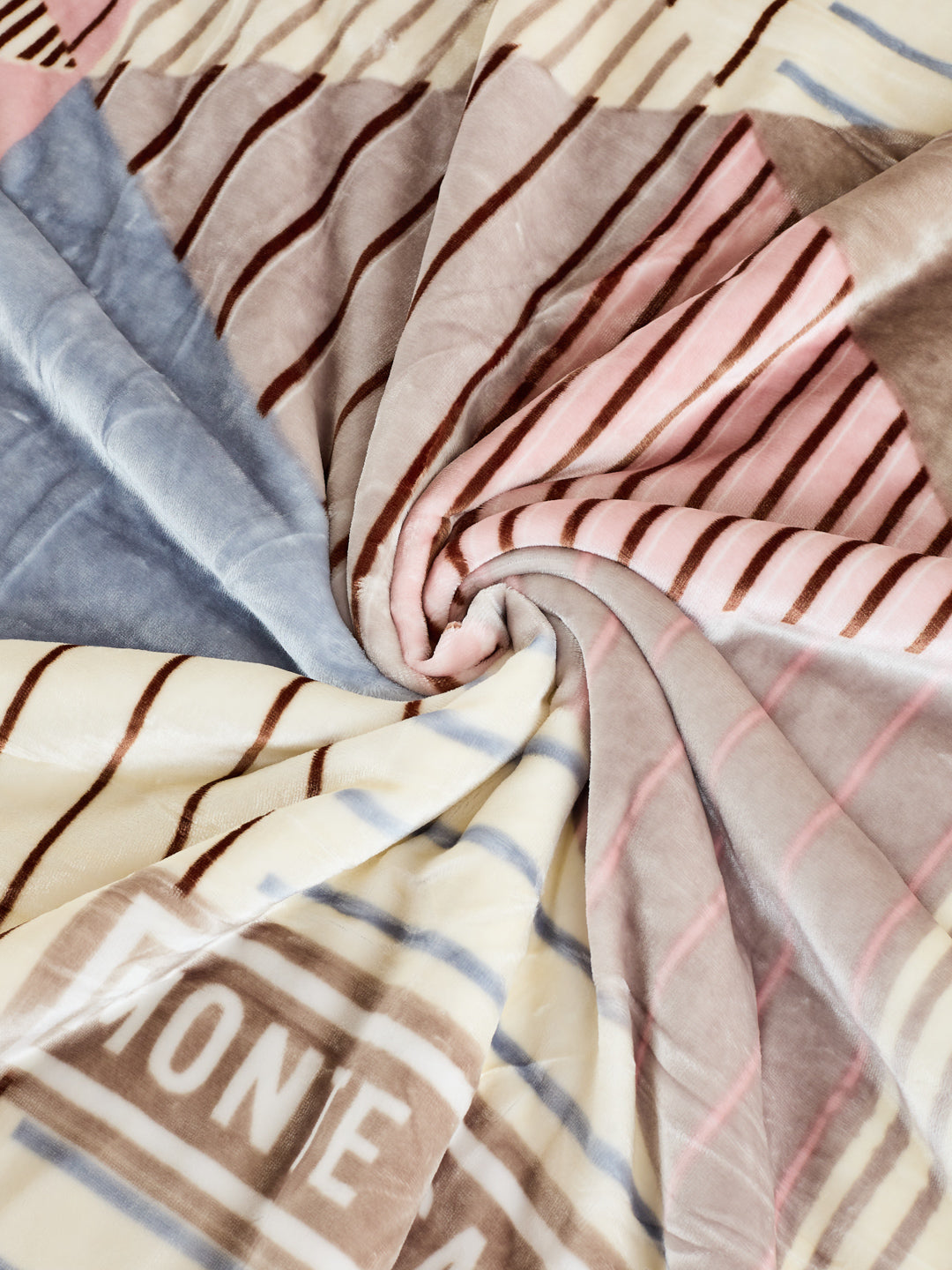 Printed Double Bed 3 Ply 550 GSM Blanket for Winter (Casino Royale), Weight 3 kg