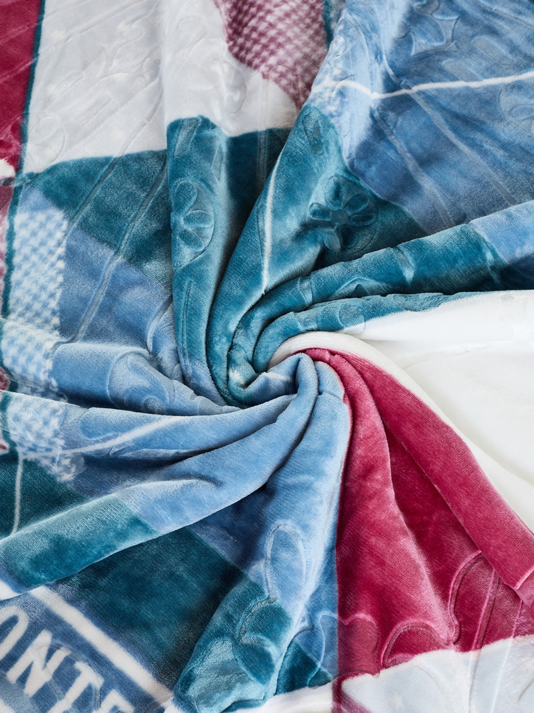 Printed Double Bed 3 Ply 550 GSM Blanket for Winter (Casino Royale), Weight 3 kg
