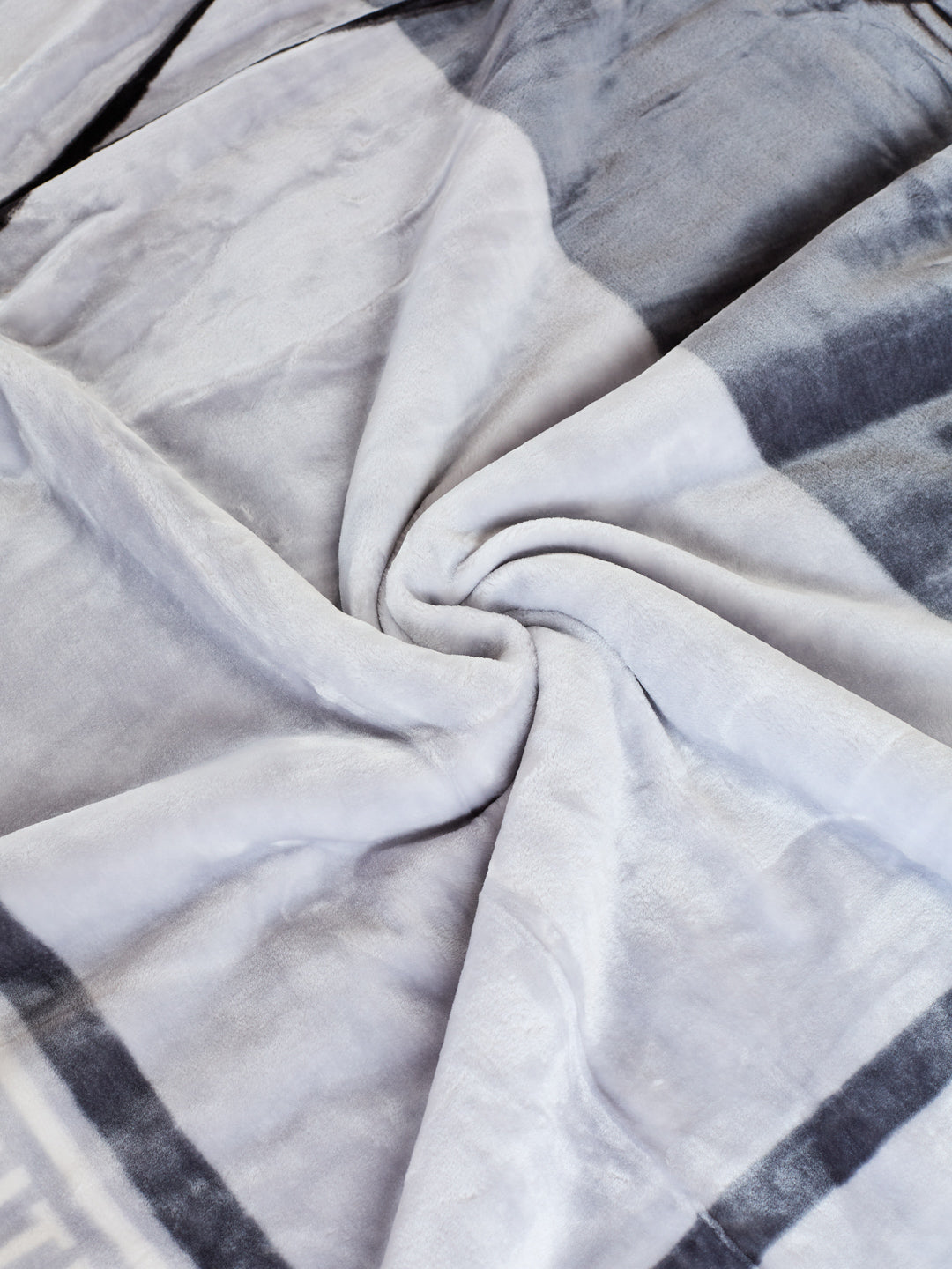 Printed Double Bed 3 Ply 900 GSM Blanket for Winter (Wild Side), Weight 4.8 kg