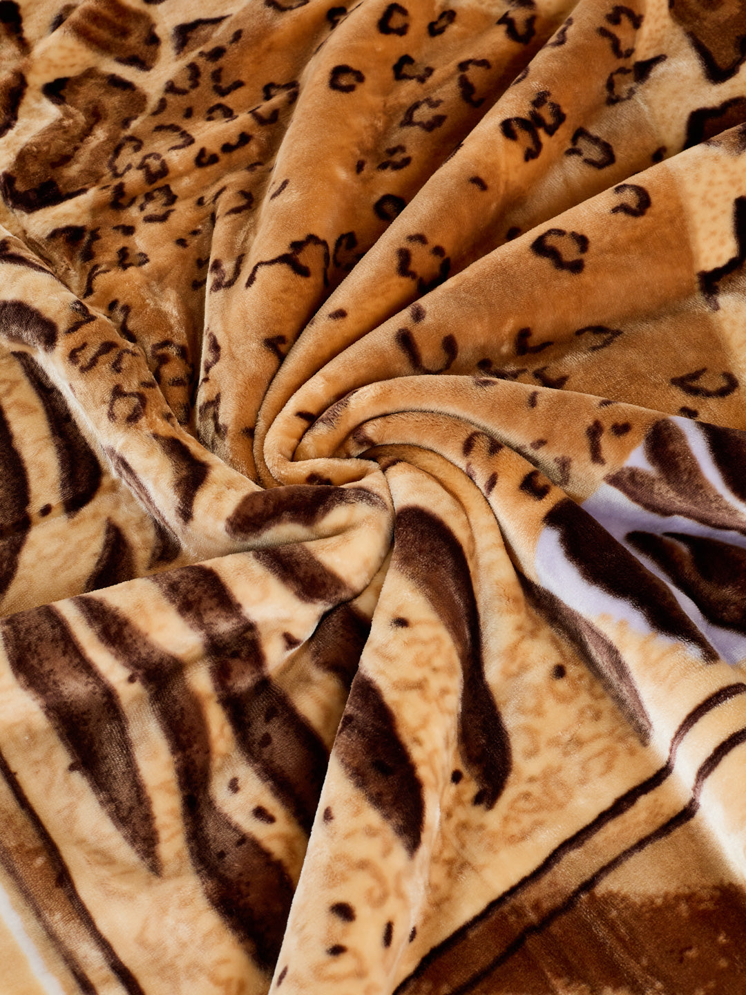 Printed Double Bed 3 Ply 900 GSM Blanket for Winter (Wild Side), Weight 4.8 kg