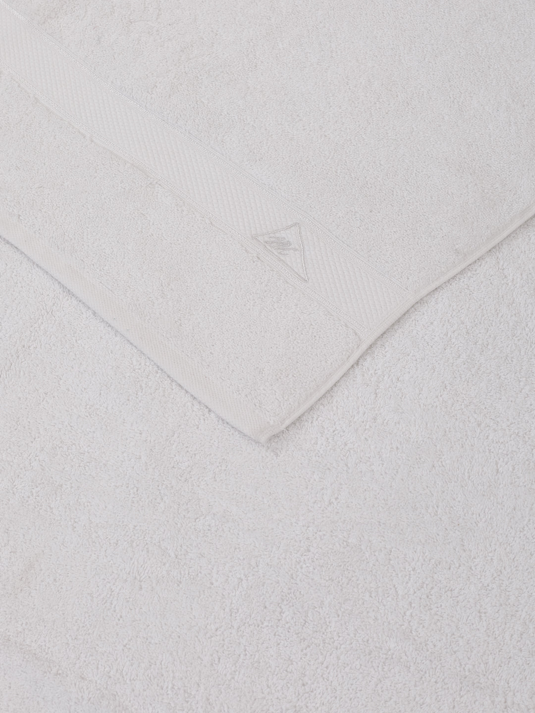 Premium White 100% Cotton Solid 525 GSM Bath Towel Iris 1 Pc Pvc Pack
