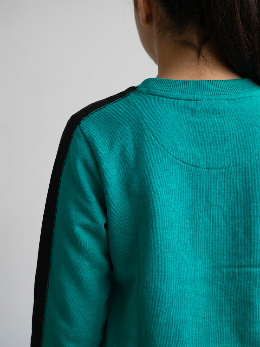 Girls Teal Blue & Black Graphic Print Round Neck Full Sleeve Sweatshirt