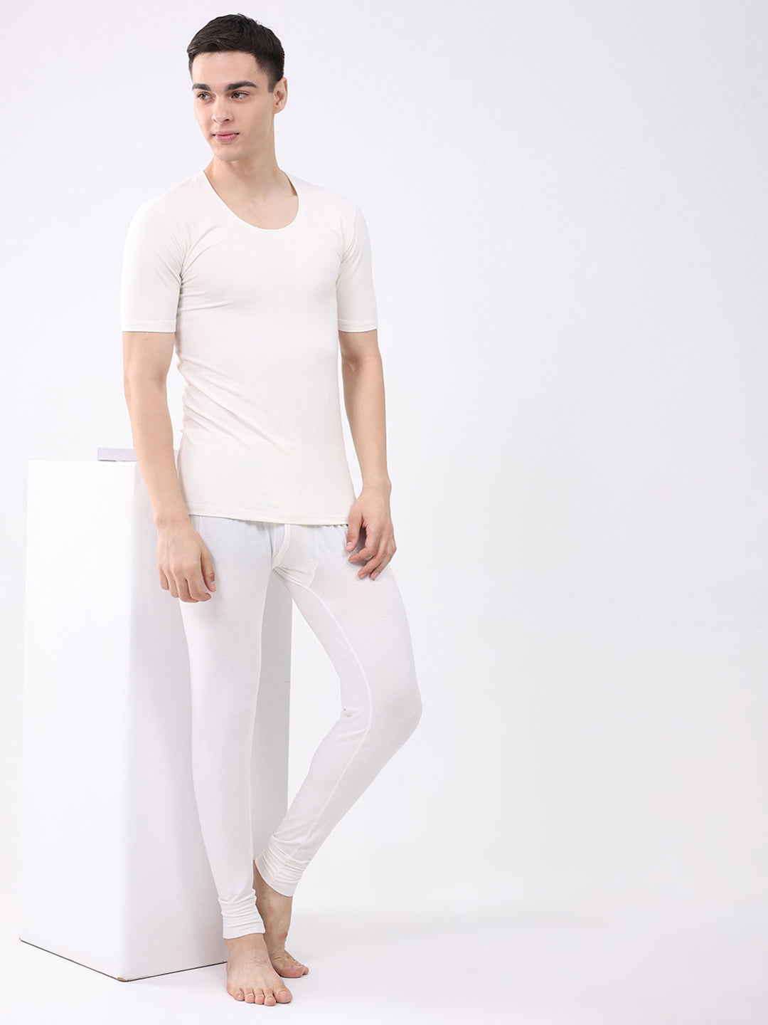 Men White Solid Round Neck Half Sleeve Thermal Vest