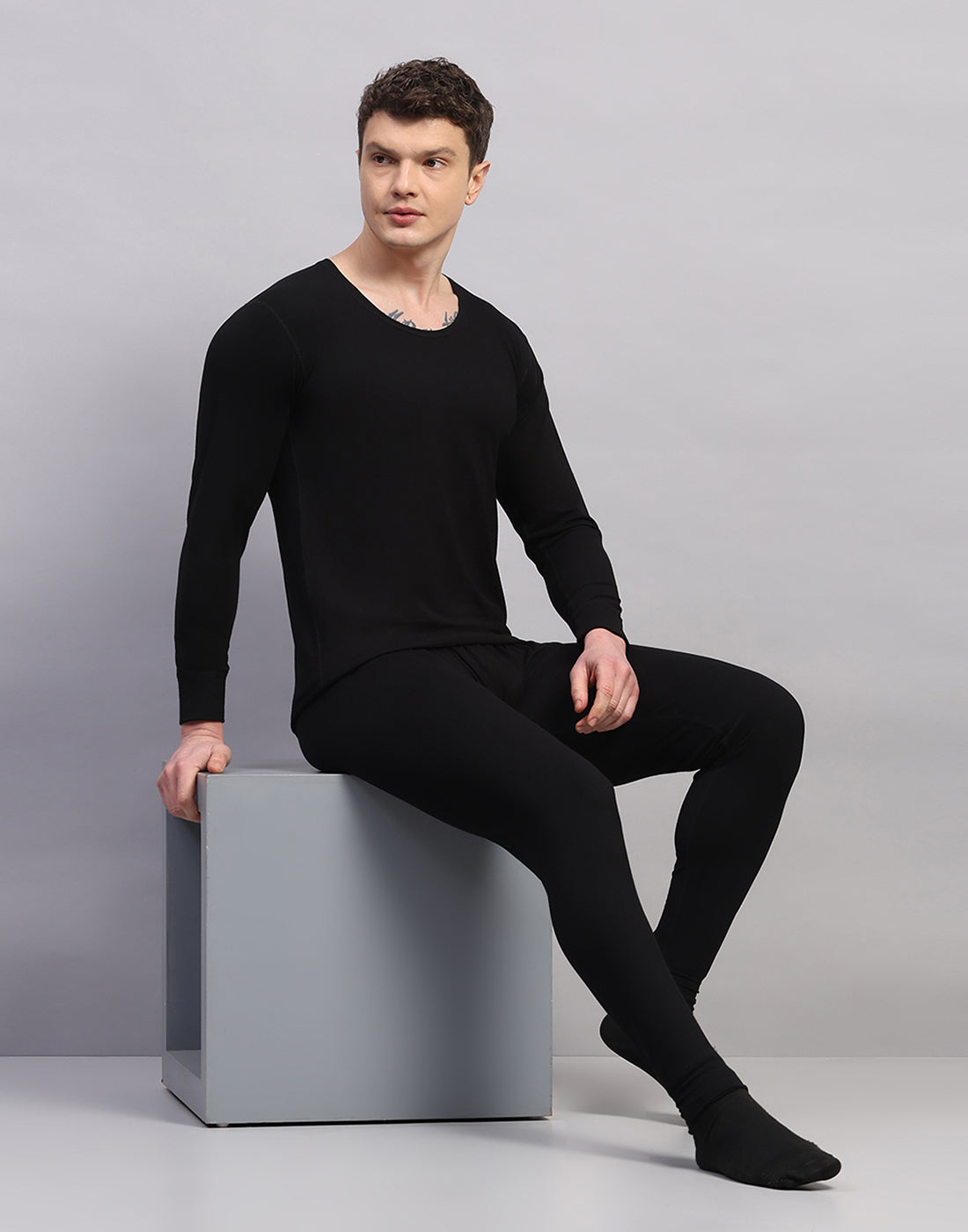 Men Black Solid Round Neck Full Sleeve Thermal Vest