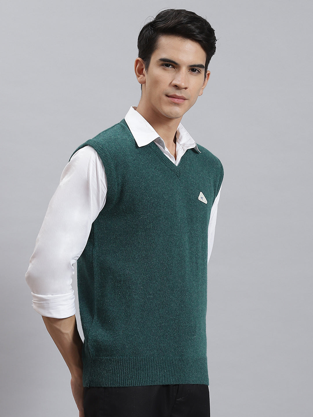 Men Green Solid V Neck Sleeveless Sweaters/Pullovers