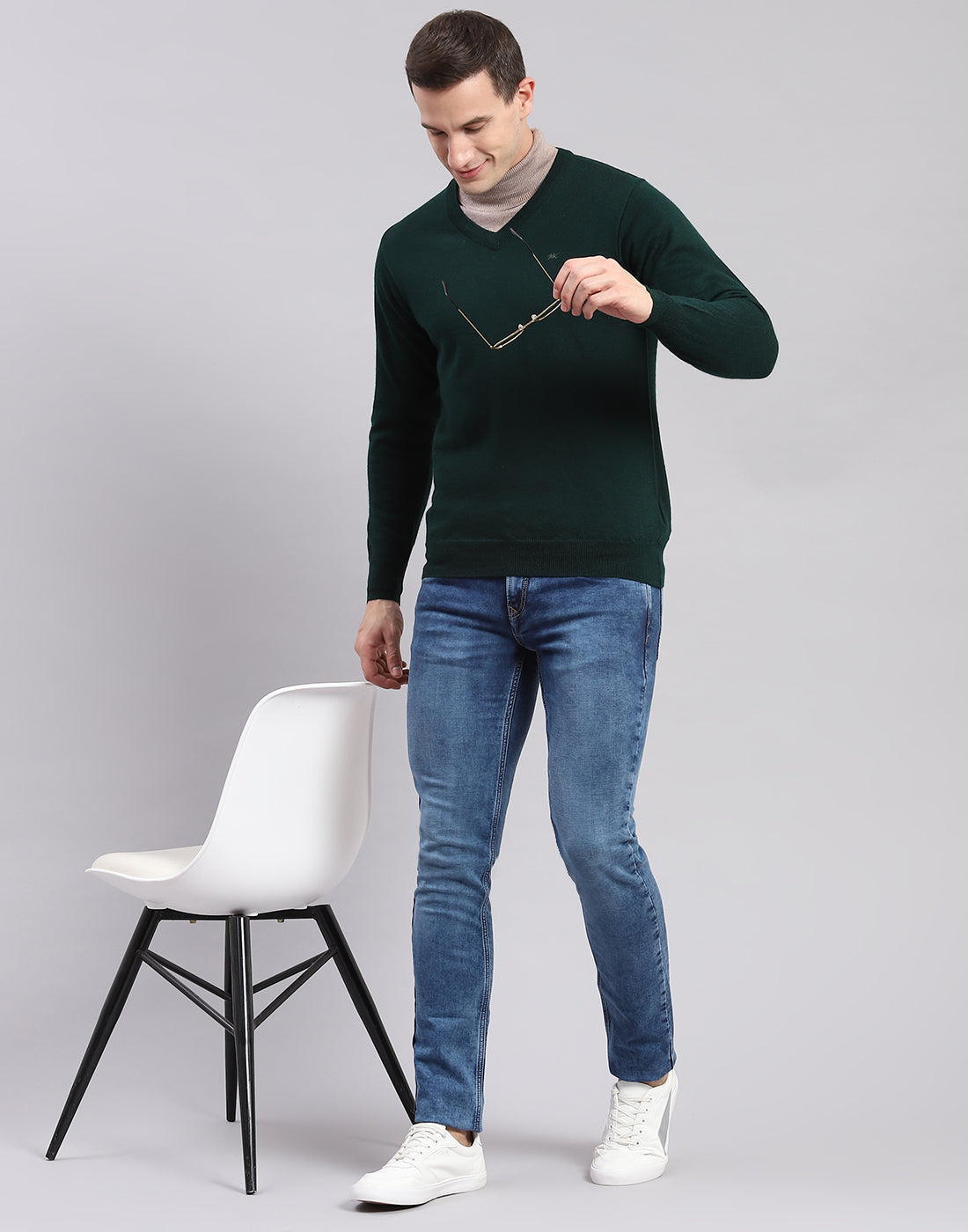 Men Green Solid V Neck Full Sleeve Sweaters/Pullovers