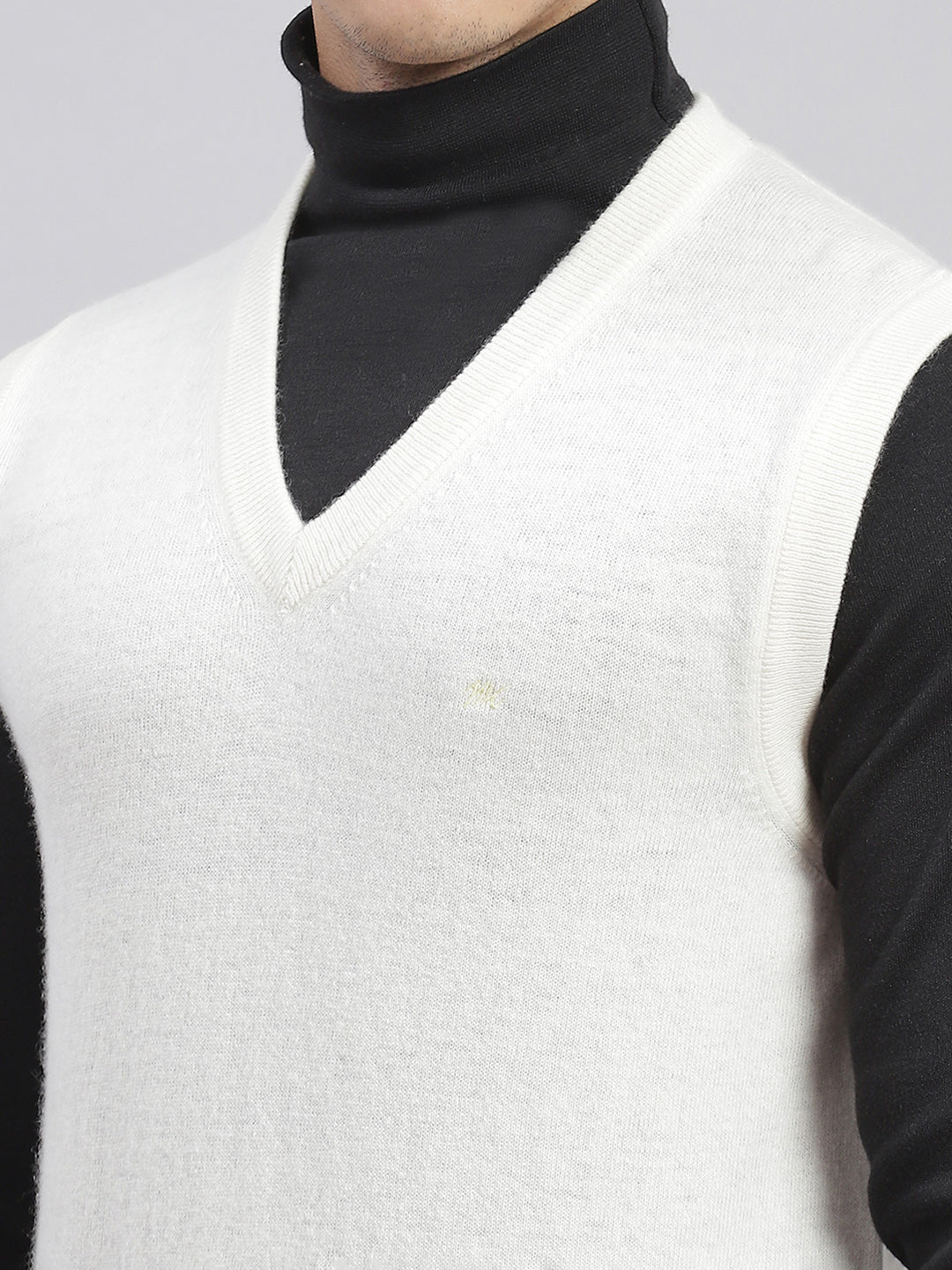 Men White Solid V Neck Sleeveless Sweaters/Pullovers