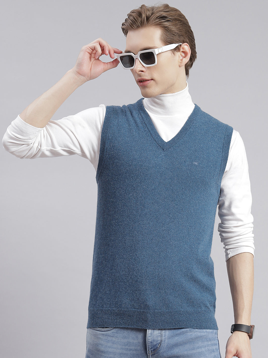 Men Blue Solid V Neck Sleeveless Sweaters/Pullovers