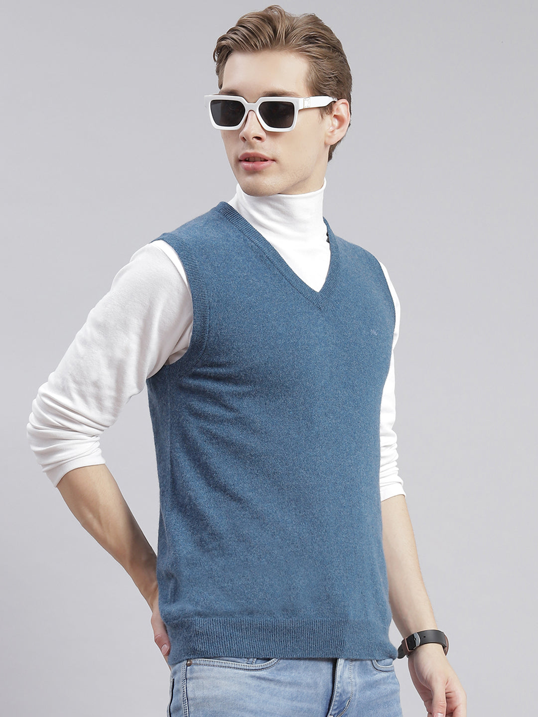Men Blue Solid V Neck Sleeveless Sweaters/Pullovers