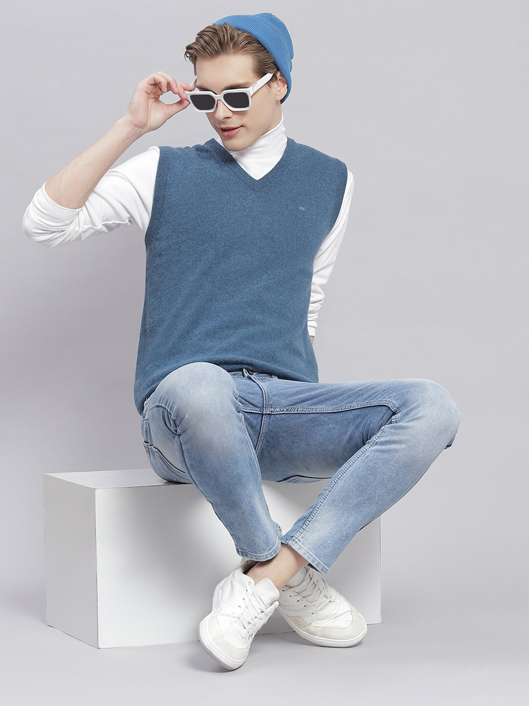 Men Blue Solid V Neck Sleeveless Sweaters/Pullovers