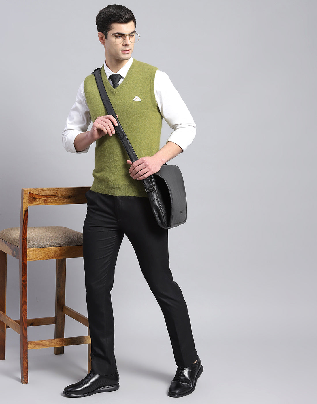 Men Green Solid V Neck Sleeveless Sweater