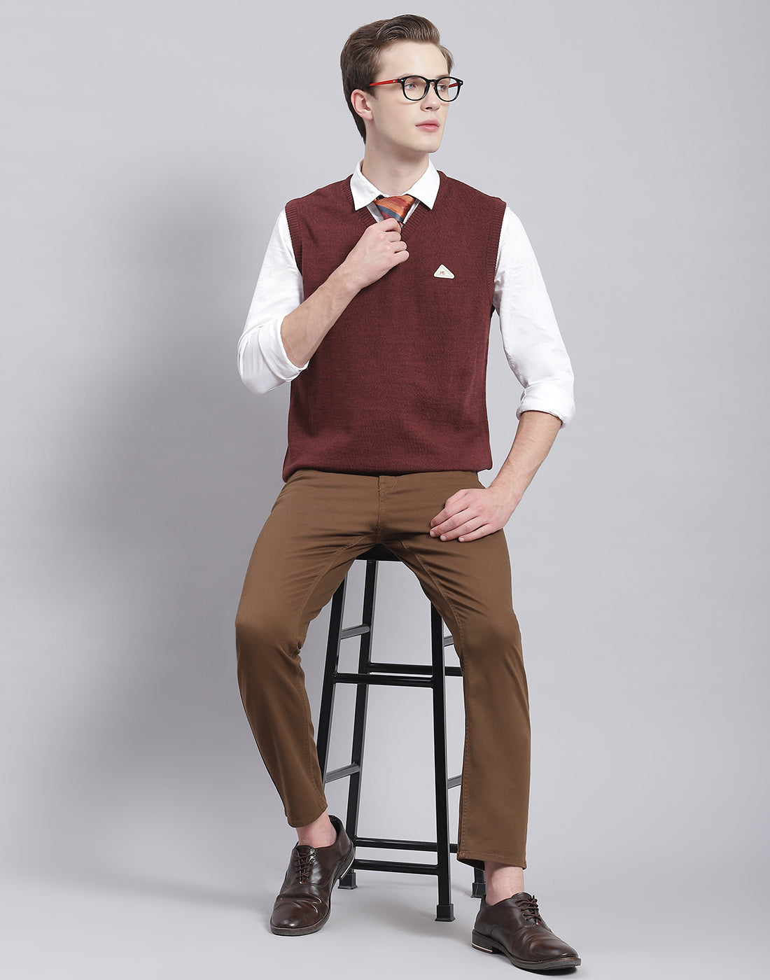 Men Maroon Solid V Neck Sleeveless Sweater