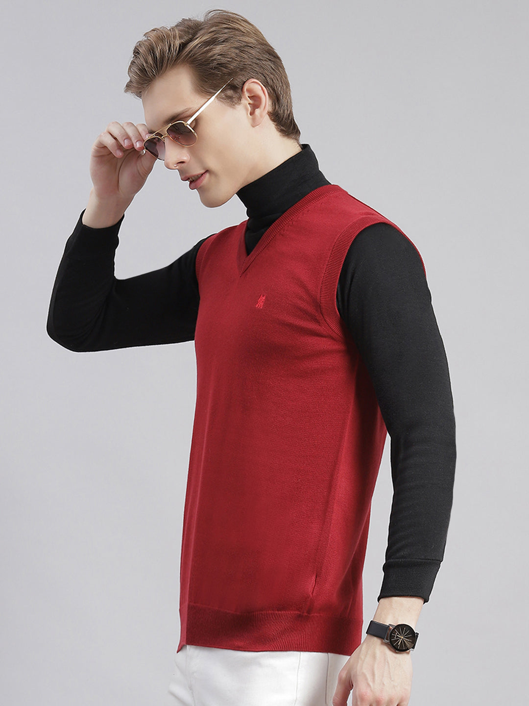 Men Maroon Solid V Neck Sleeveless Sweaters/Pullovers
